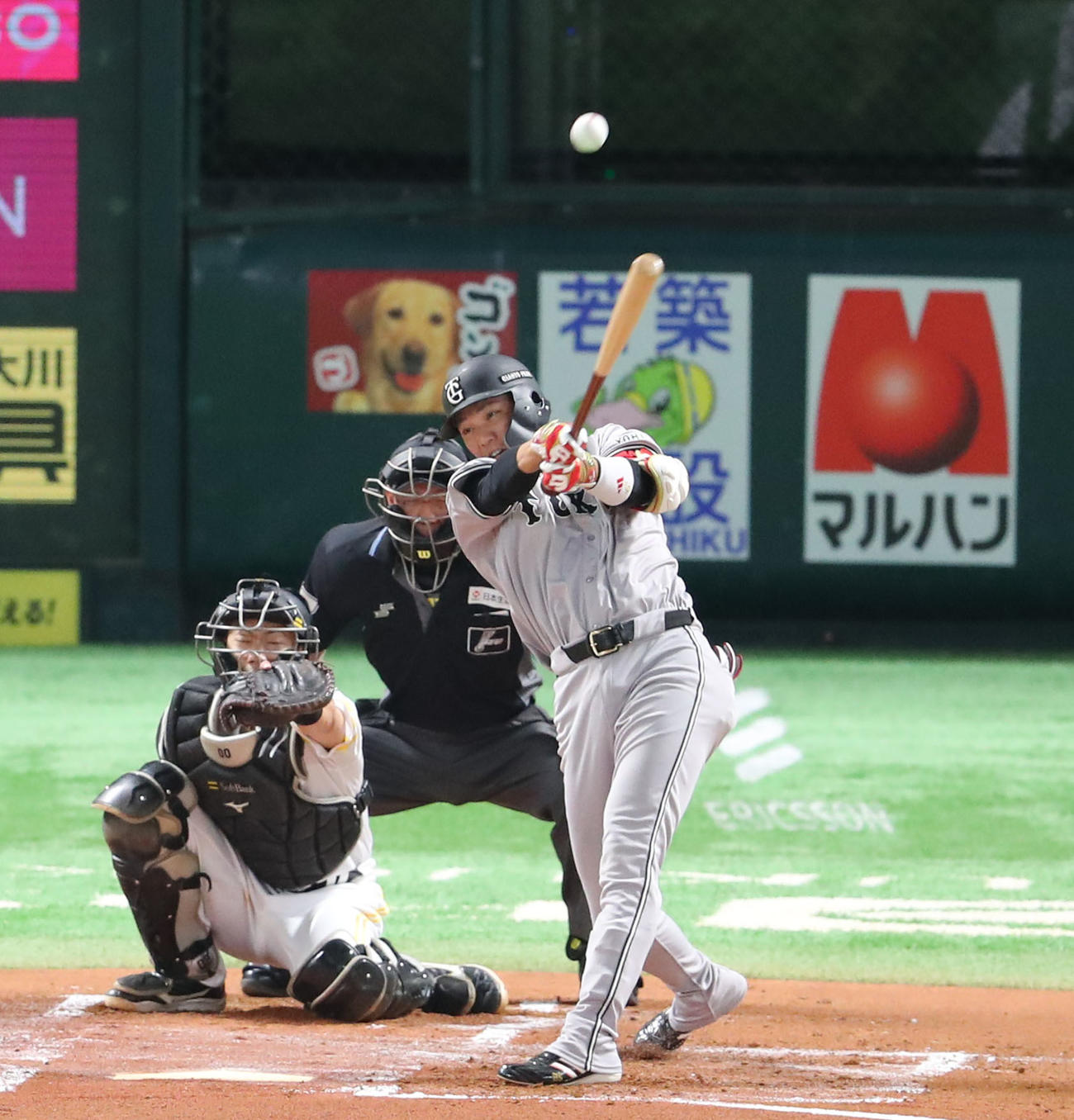 ソフトバンク対巨人　1回表巨人2死満塁、坂本は左越えに3点適時二塁打を放つ（撮影・梅根麻紀）