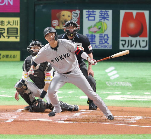 ソフトバンク対巨人　1回表巨人2死満塁、坂本は左越えに3点適時二塁打を放つ（撮影・梅根麻紀）