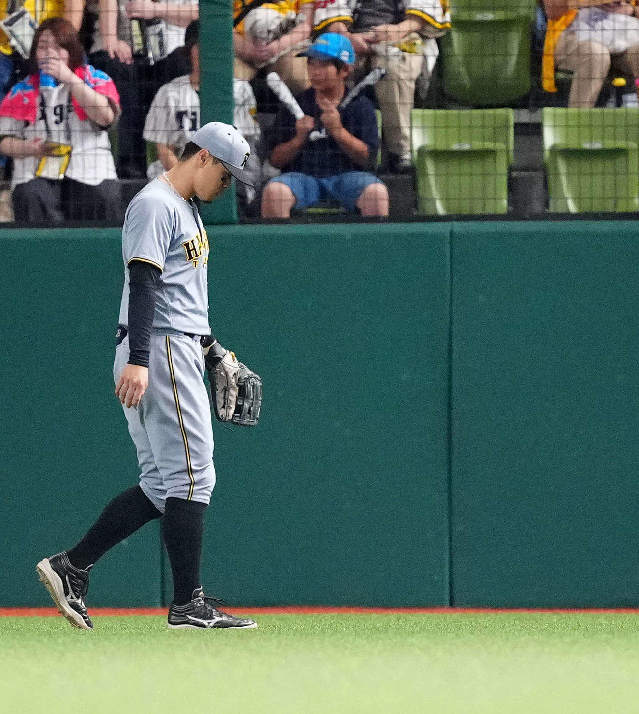 西武対阪神　2回裏西武無死、三塁打となった山村の打球を捕球できず後逸し、厳しい表情の右翼手佐藤輝（撮影・江口和貴）