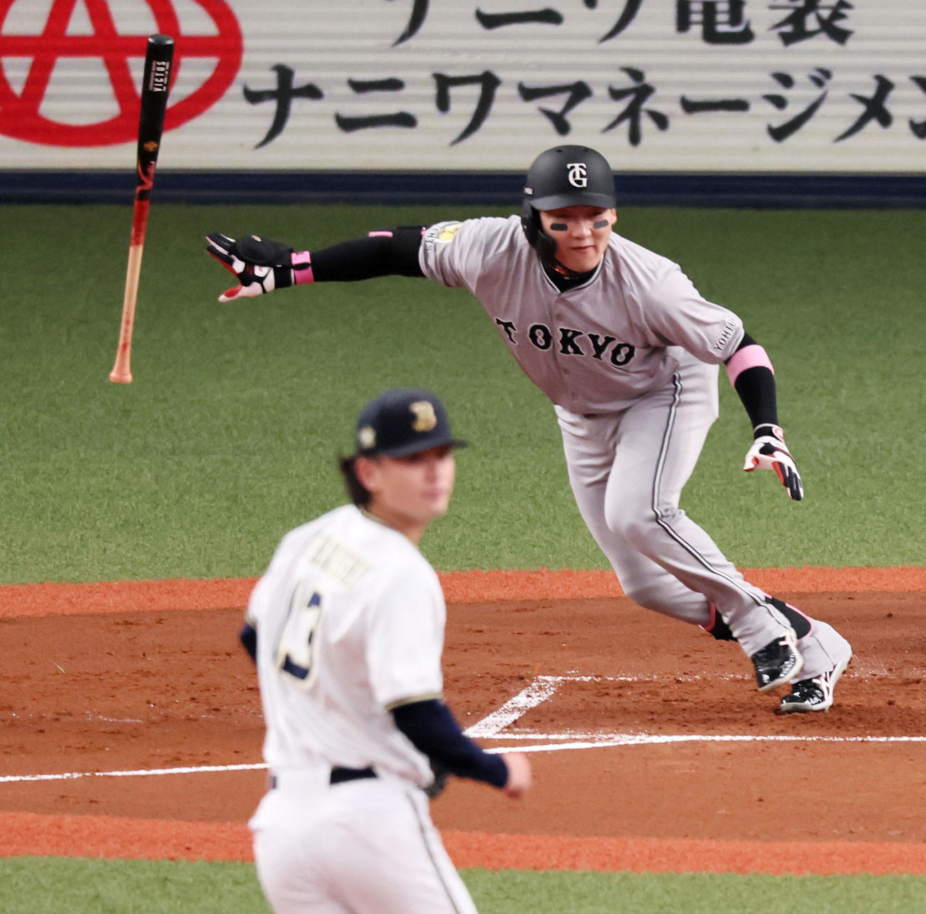 オリックス対巨人　1回表巨人無死満塁、遊ゴロ併殺打で得点を挙げる丸。投手寺西（撮影・加藤哉）