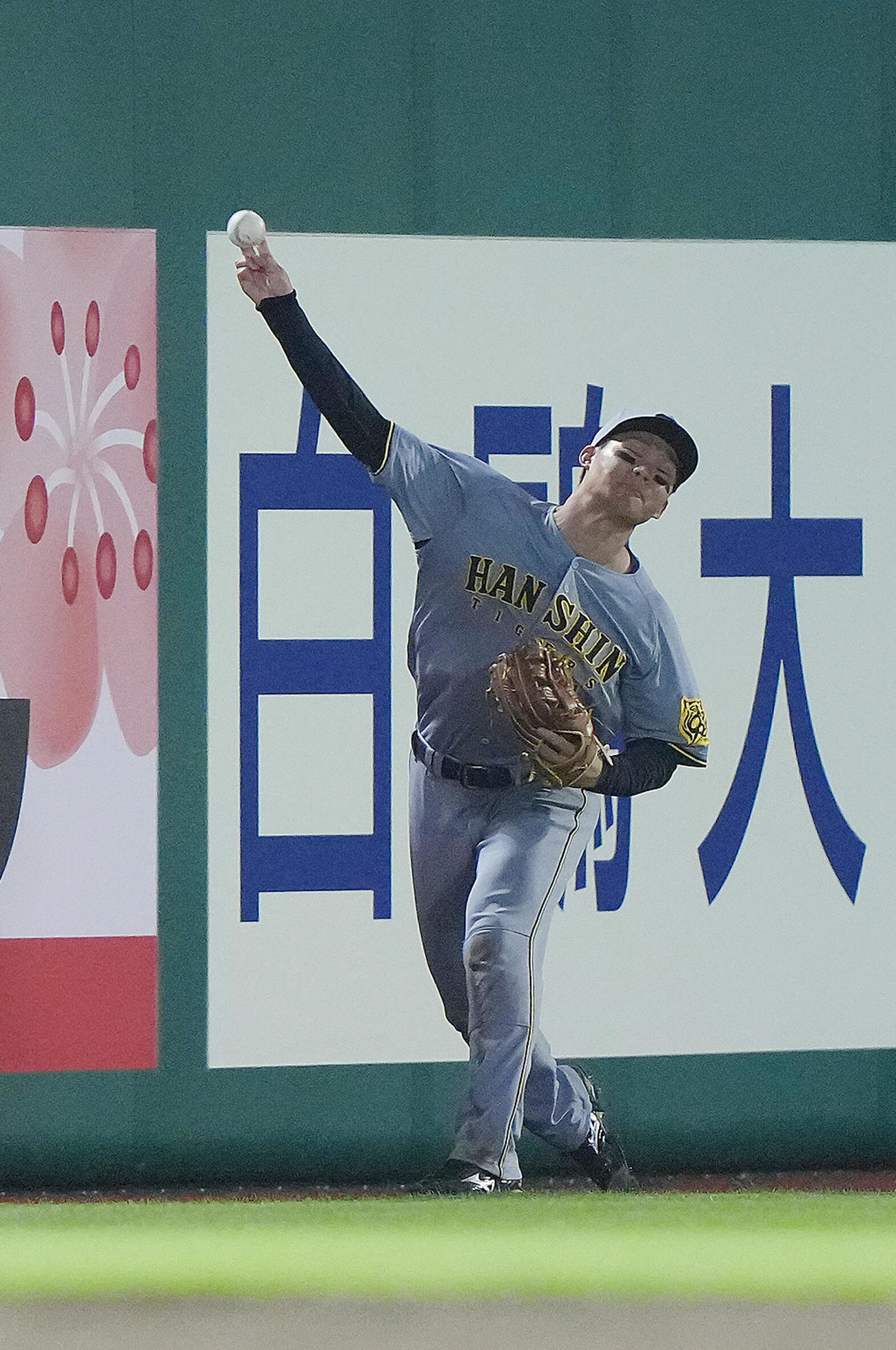 楽天対阪神　4回裏楽天1死満塁、辰己の左犠飛となる打球を本塁へ送球する森下（撮影・足立雅史）