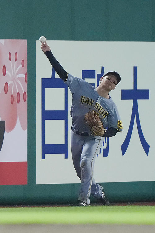 楽天対阪神　4回裏楽天1死満塁、辰己の左犠飛となる打球を本塁へ送球する森下（撮影・足立雅史）
