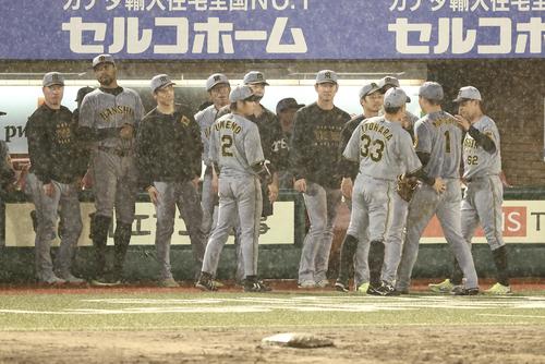 楽天対阪神　延長戦の末、楽天に敗れ引き揚げる阪神ナイン（撮影・河田真司）