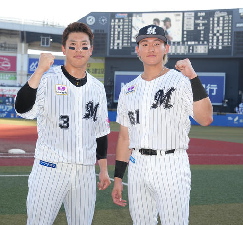 ロッテ対ヤクルト　サヨナラ犠飛を放った角中（左）と2打席連続本塁打の山本（撮影・小沢裕）