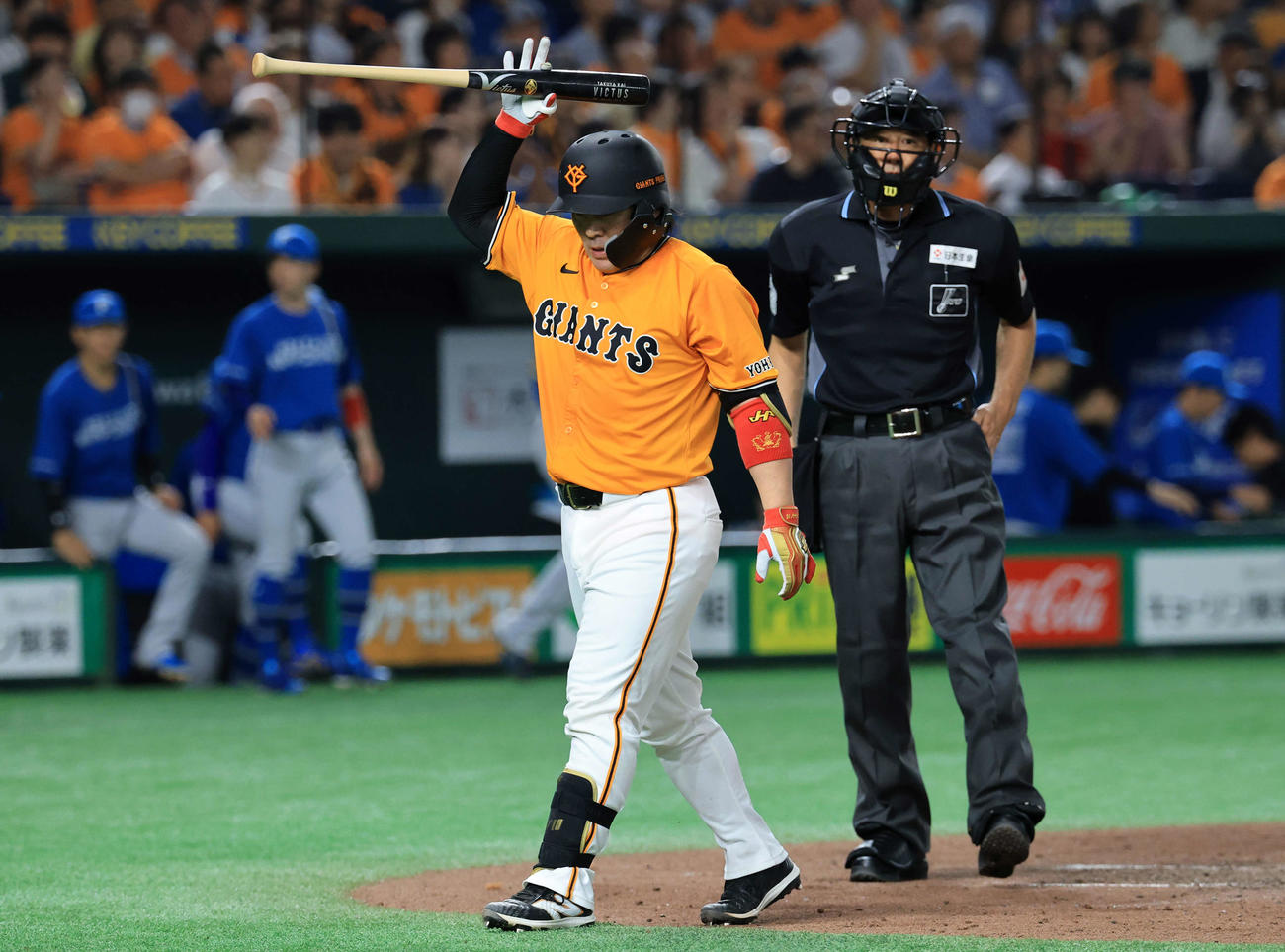巨人対日本ハム　4回裏巨人2死一、二塁、甲斐は三振に倒れ悔しそうに引き揚げる（撮影・浅見桂子）