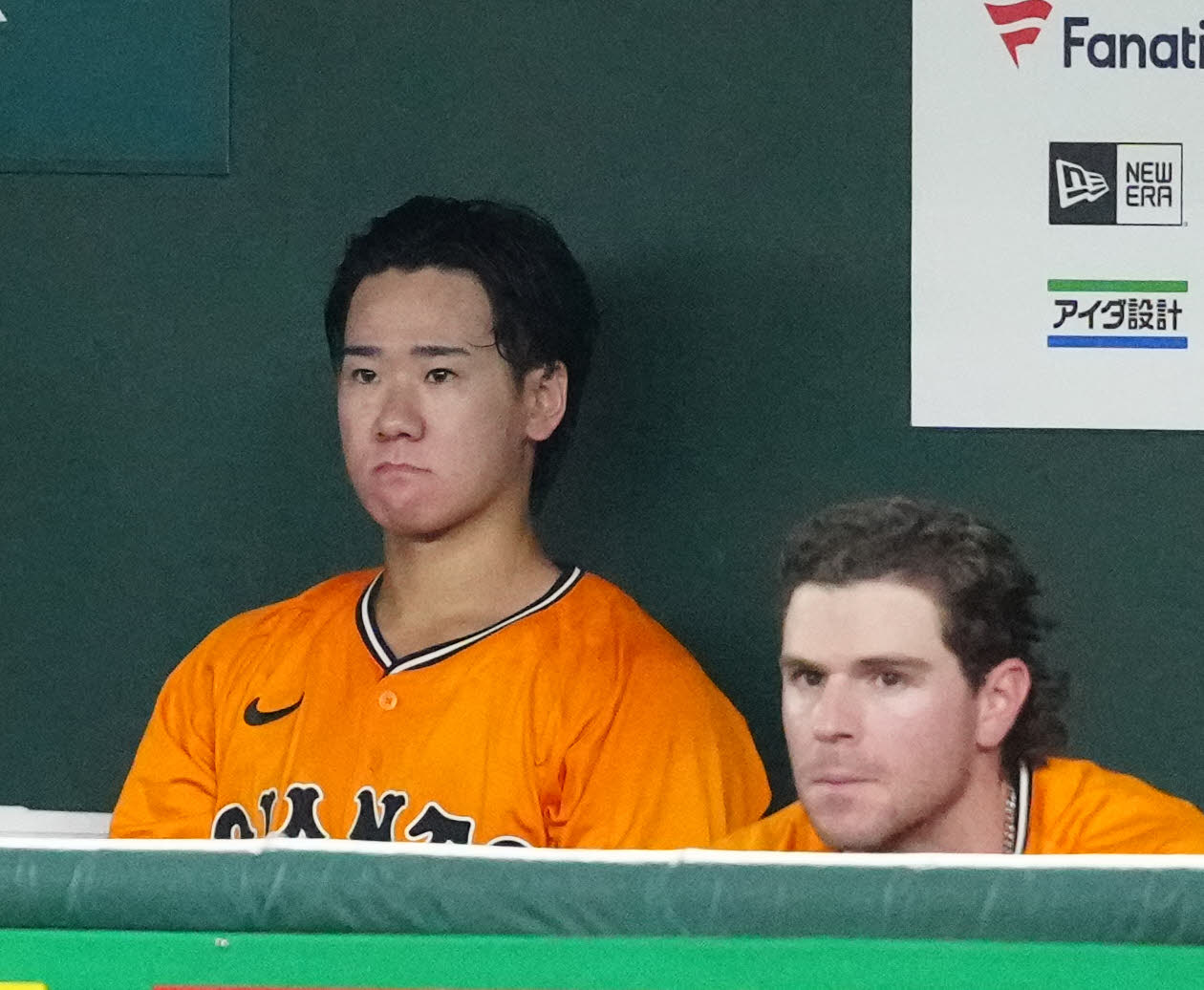 巨人対日本ハム　5回裏、ベンチで厳しい表情の巨人井上（左）。右はキャベッジ（撮影・江口和貴）