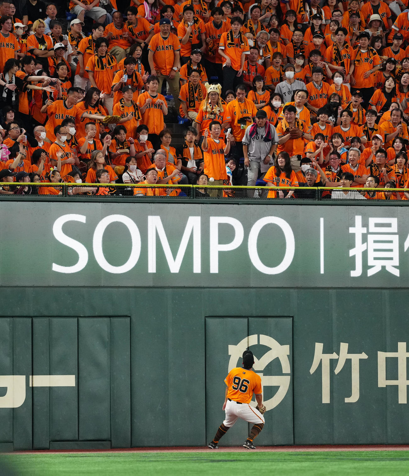 巨人対日本ハム　2回表日本ハム無死、伏見のソロ本塁打となった打球を見つめる巨人ファン（撮影・江口和貴）