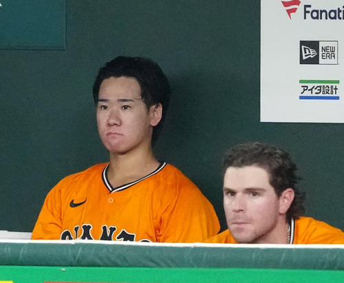巨人対日本ハム　5回裏、ベンチで厳しい表情の巨人井上（左）。右はキャベッジ（撮影・江口和貴）