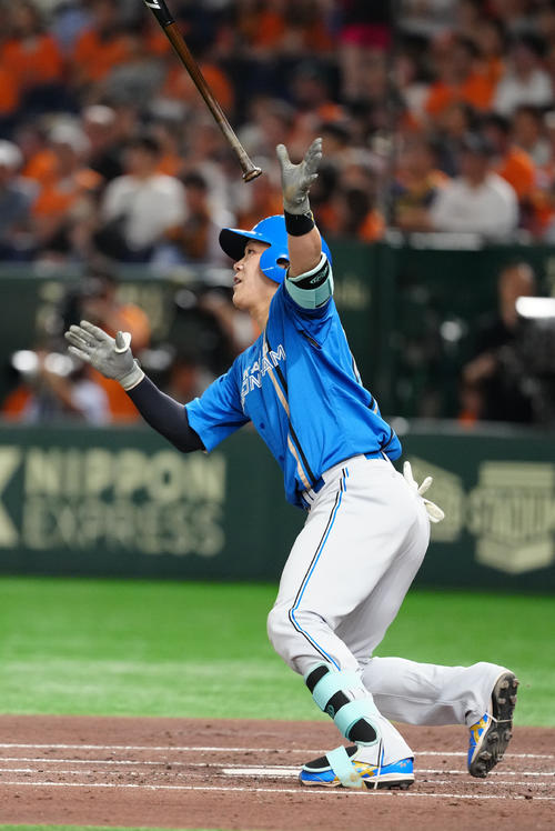 巨人対日本ハム　2回表日本ハム無死、ソロ本塁打を放つ伏見（撮影・江口和貴）