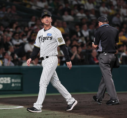 阪神対ロッテ　7回表ロッテ2死一塁、藤川監督は才木の交代を告げる（撮影・宮崎幸一）