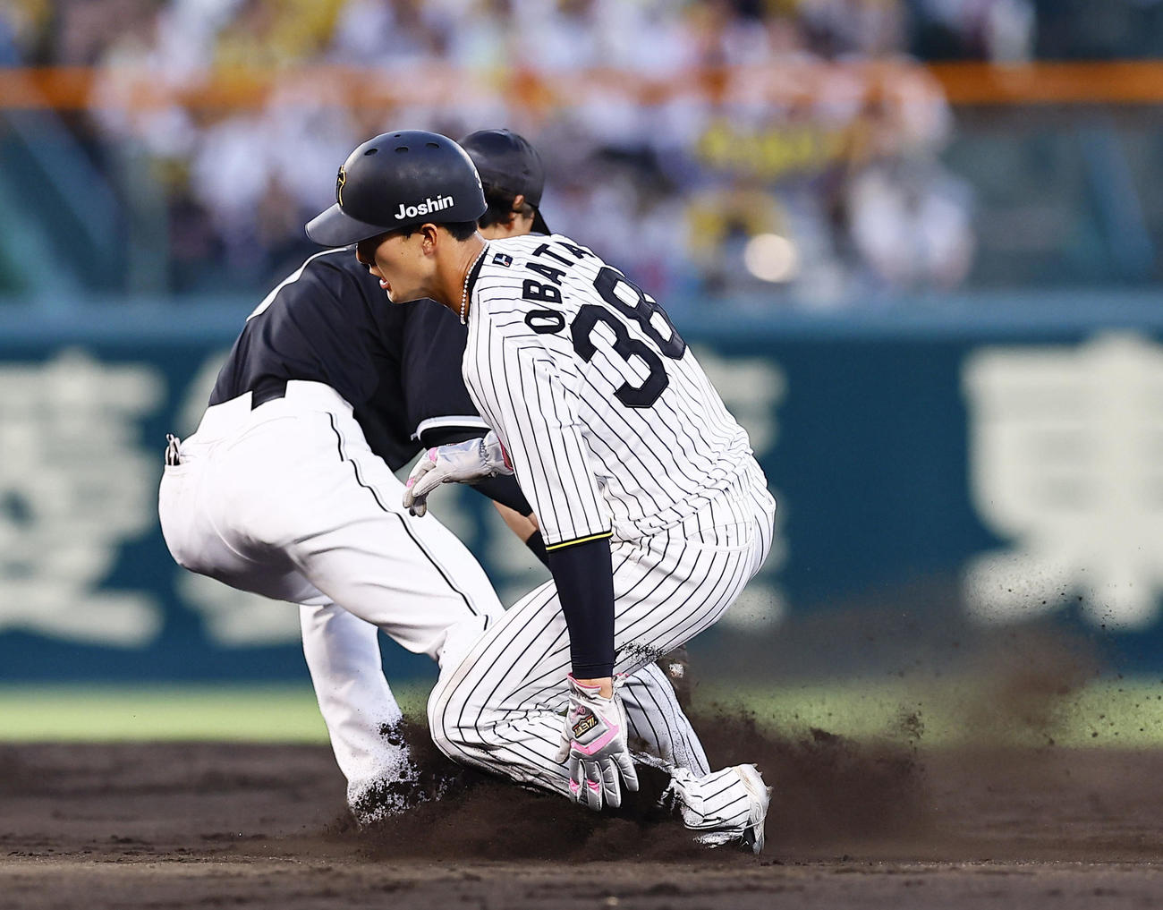 阪神対ロッテ　4回裏阪神無死一塁、坂本の中前打で二塁へ進む小幡（撮影・藤尾明華）