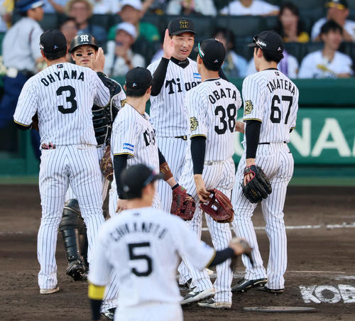 阪神対ソフトバンク　ソフトバンクに勝利しナインとマウンドでタッチする岩崎（撮影・加藤哉）