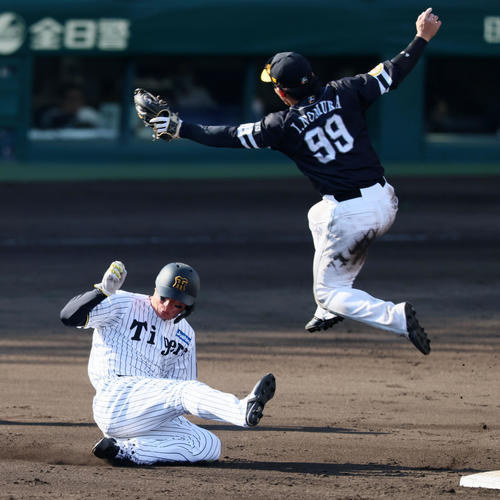 阪神対ソフトバンク　7回裏阪神2死一塁、一塁走者森下は打者佐藤輝のとき二塁盗塁成功。野手野村（撮影・加藤哉）