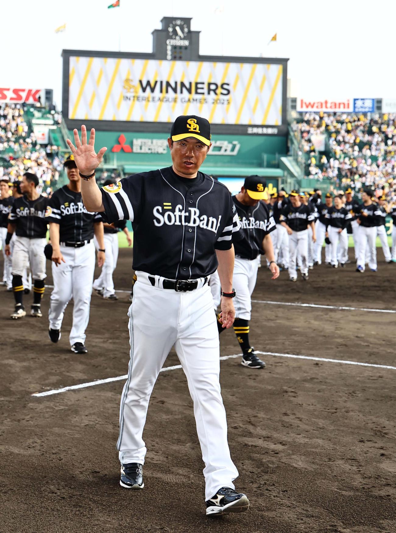阪神対ソフトバンク　交流戦優勝を決めた小久保監督はファンの歓声に手を上げて応える（撮影・上田博志）