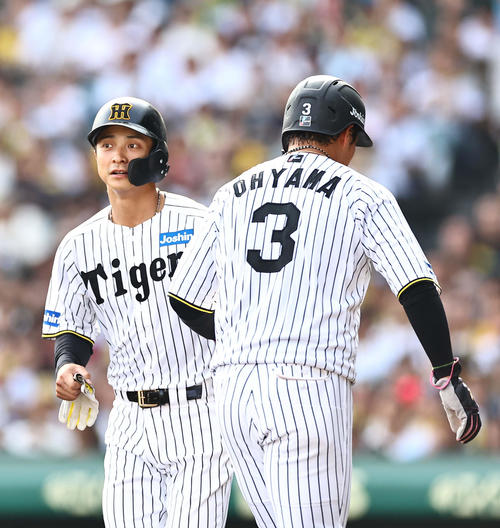 阪神対ソフトバンク　7回裏阪神1死一、三塁、代走熊谷（左）と交代しベンチに引き揚げる大山（撮影・上田博志）