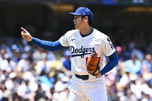 ドジャース対ナショナルズ　1回表ナショナルズ1死一塁、ガルシアのスイングをアピールする大谷（撮影・滝沢徹郎）