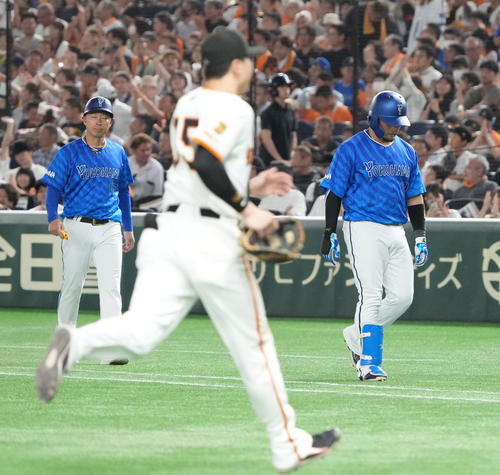 巨人対DeNA 7回表DeNA2死満塁、代打戸柱（右）は三邪飛に倒れる（撮影・小沢裕）
