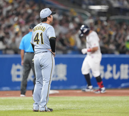 ヤクルト対阪神　7回裏ヤクルト2死一塁、オスナに左越え2点本塁打を浴び、ぼうぜんとする村上（撮影・鈴木みどり）