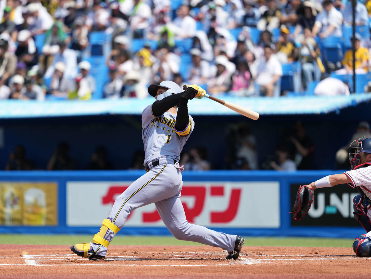 ヤクルト対阪神　1回表阪神2死、左越え本塁打を放つ森下（撮影・井上学）