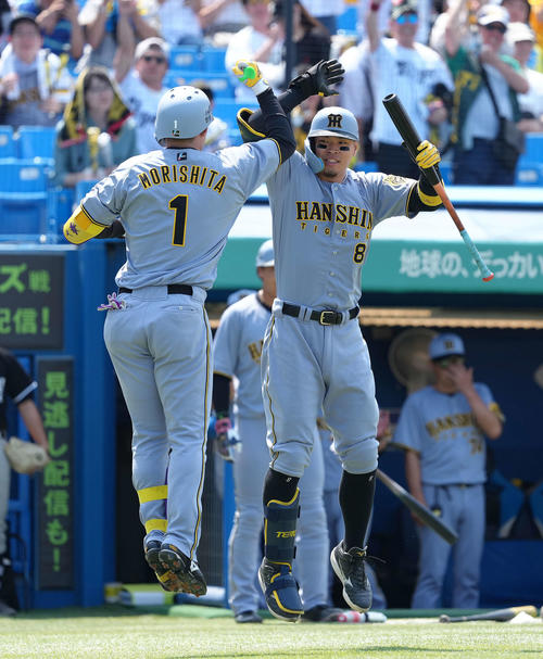 ヤクルト対阪神　1回表阪神2死、森下（左）は先制本塁打を放ち佐藤輝とジャンプしタッチを交わす（撮影・足立雅史）