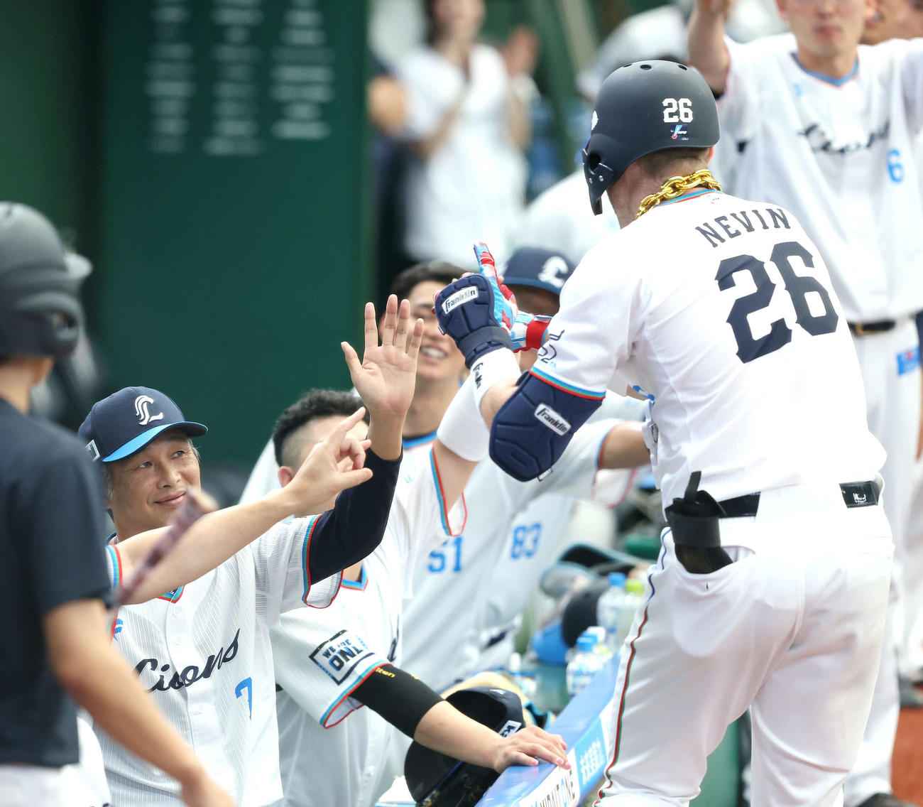 西武対日本ハム　2回裏西武無死、左越え先制ソロ本塁打で生還するネビン（右）を迎える西口監督（撮影・河田真司）