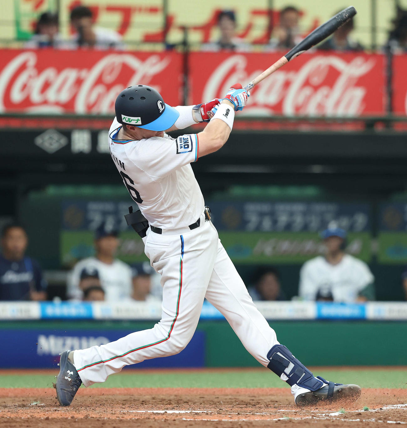 西武対日本ハム　4回裏裏西武1死、中前打を放つネビン（撮影・河田真司）
