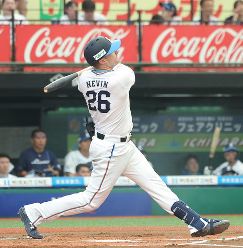 西武対日本ハム　2回裏西武無死、左越え先制ソロ本塁打を放つネビン（撮影・河田真司）