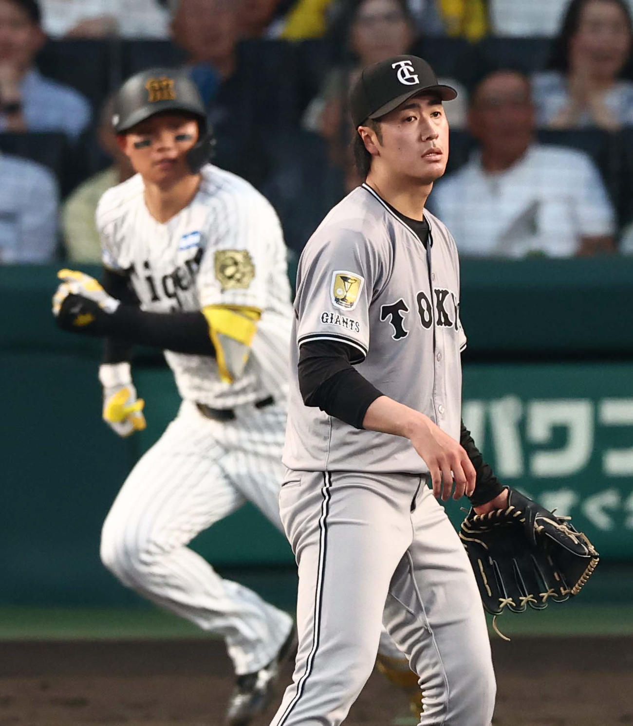 阪神対巨人　3回裏阪神1死三塁、西舘（右）は森下に左前適時打を浴びる（撮影・上田博志）