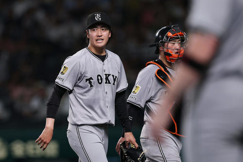 阪神対巨人　5回裏の阪神打線を抑え、ベンチへ戻る巨人西舘（左）と岸田（撮影・前田充）