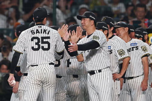 阪神対巨人　巨人に勝利し才木（左）とタッチを交わす藤川監督（中央）（撮影・前田充）