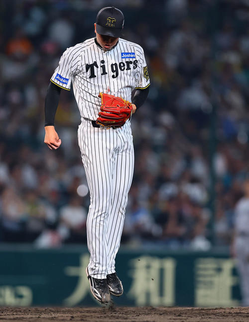 阪神対巨人　5回表巨人2死二塁、泉口を三振に仕留め飛び上がる才木（撮影・藤尾明華）