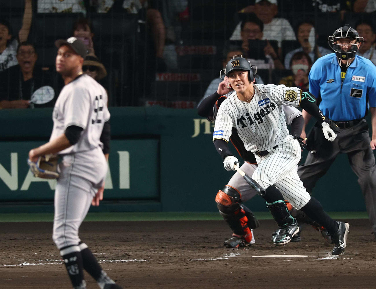 阪神対巨人　9回裏阪神無死満塁、マルティネスからサヨナラ犠飛を放つ豊田（撮影・上田博志）
