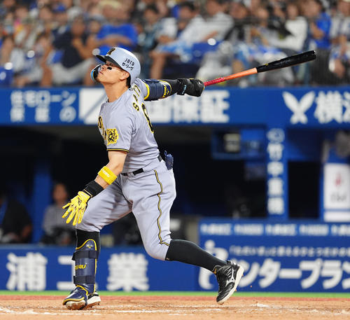 DeNA対阪神　8回表阪神1死満塁、左犠飛を放つ佐藤輝（撮影・清水貴仁）