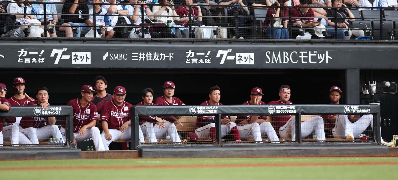 日本ハム対楽天　ベンチで試合を見つめる楽天ナイン（撮影・黒川智章）