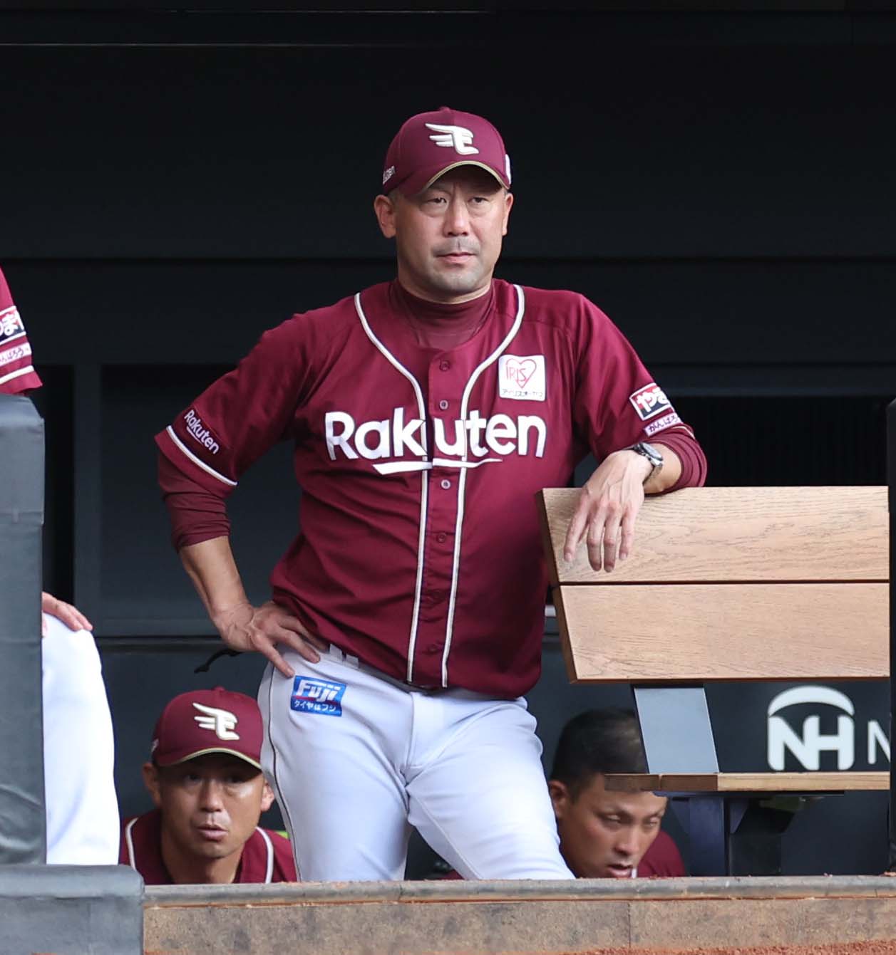 日本ハム対楽天　ベンチで試合を見つめる三木監督（撮影・黒川智章）