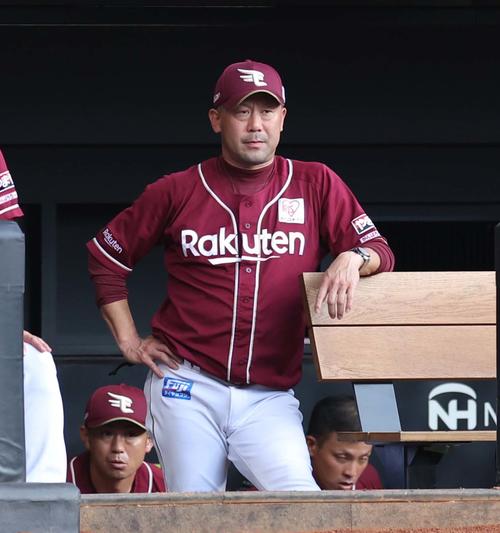日本ハム対楽天　ベンチで試合を見つめる三木監督（撮影・黒川智章）