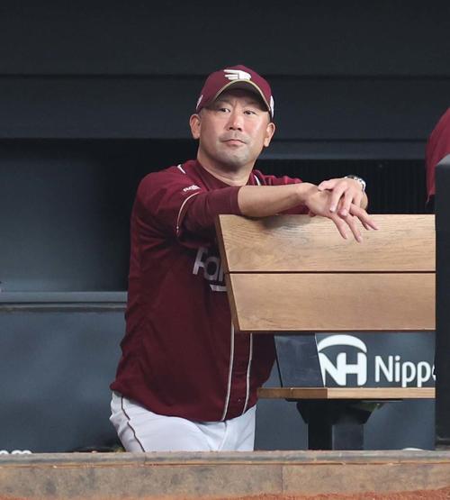 日本ハム対楽天　試合を見つめる三木監督（撮影・黒川智章）