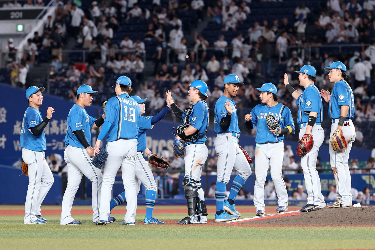 ロッテ対日本ハム　勝利しマウンドに集まる日本ハムの選手たち（撮影・鈴木正人）