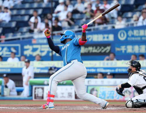 ロッテ対日本ハム　1回表日本ハム無死満塁、レイエスは右越え満塁本塁打を放つ（撮影・鈴木正人）