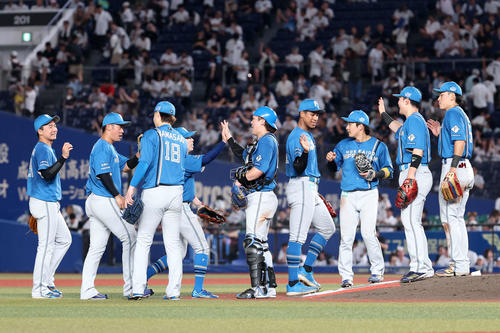 ロッテ対日本ハム　勝利しマウンドに集まる日本ハムの選手たち（撮影・鈴木正人）