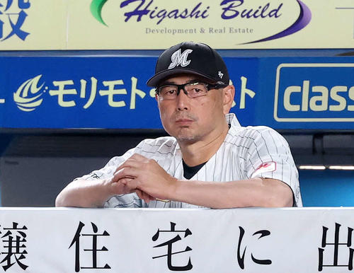 ロッテ対日本ハム　6回裏、戦況を見つめるロッテ吉井監督（撮影・鈴木正人）