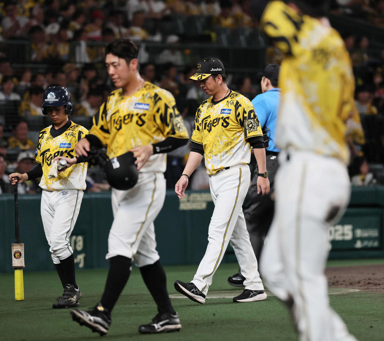阪神対ヤクルト　4回裏阪神攻撃終了、交代を告げて戻る藤川監督（中央）（撮影・宮崎幸一)