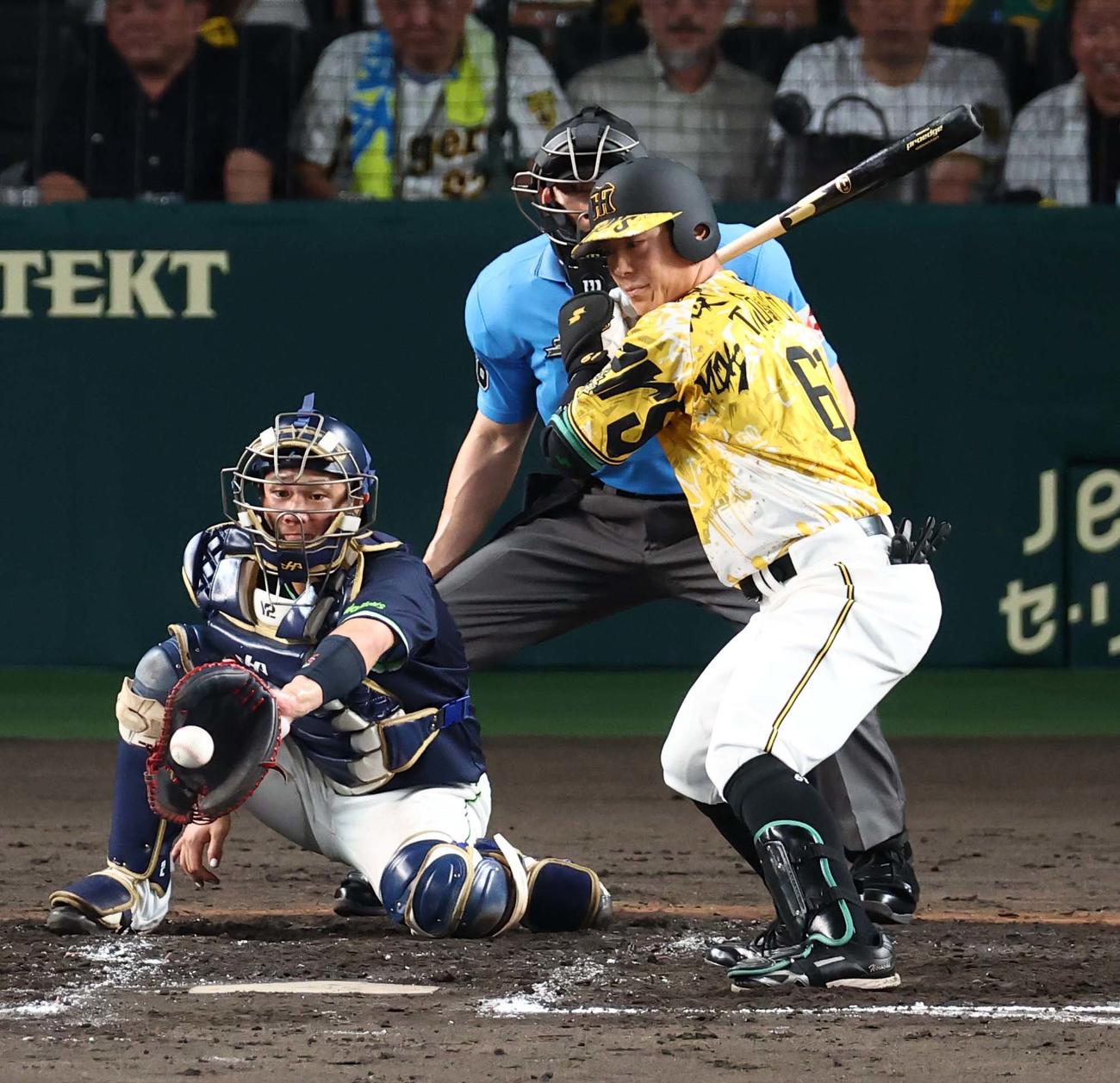 阪神対ヤクルト　4回裏阪神無死一、二塁、豊田は四球を選ぶ（撮影・上田博志）