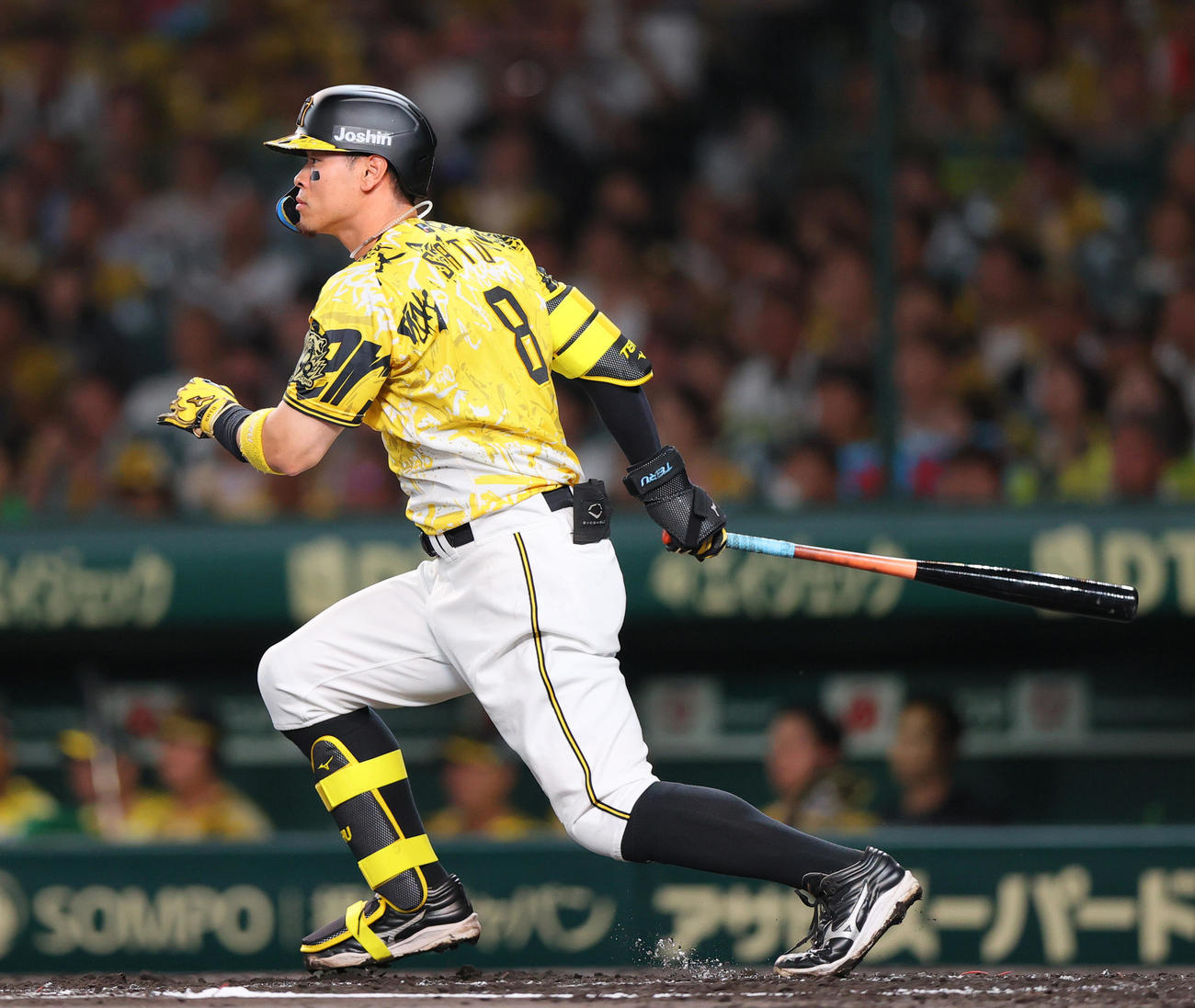 阪神対ヤクルト　4回裏阪神無死一塁、佐藤輝は右前打を放つ（撮影・上山淳一）