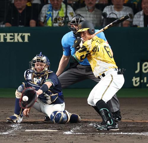 阪神対ヤクルト　4回裏阪神無死一、二塁、豊田は四球を選ぶ（撮影・上田博志）