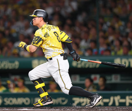 阪神対ヤクルト　4回裏阪神無死一塁、佐藤輝は右前打を放つ（撮影・上山淳一）