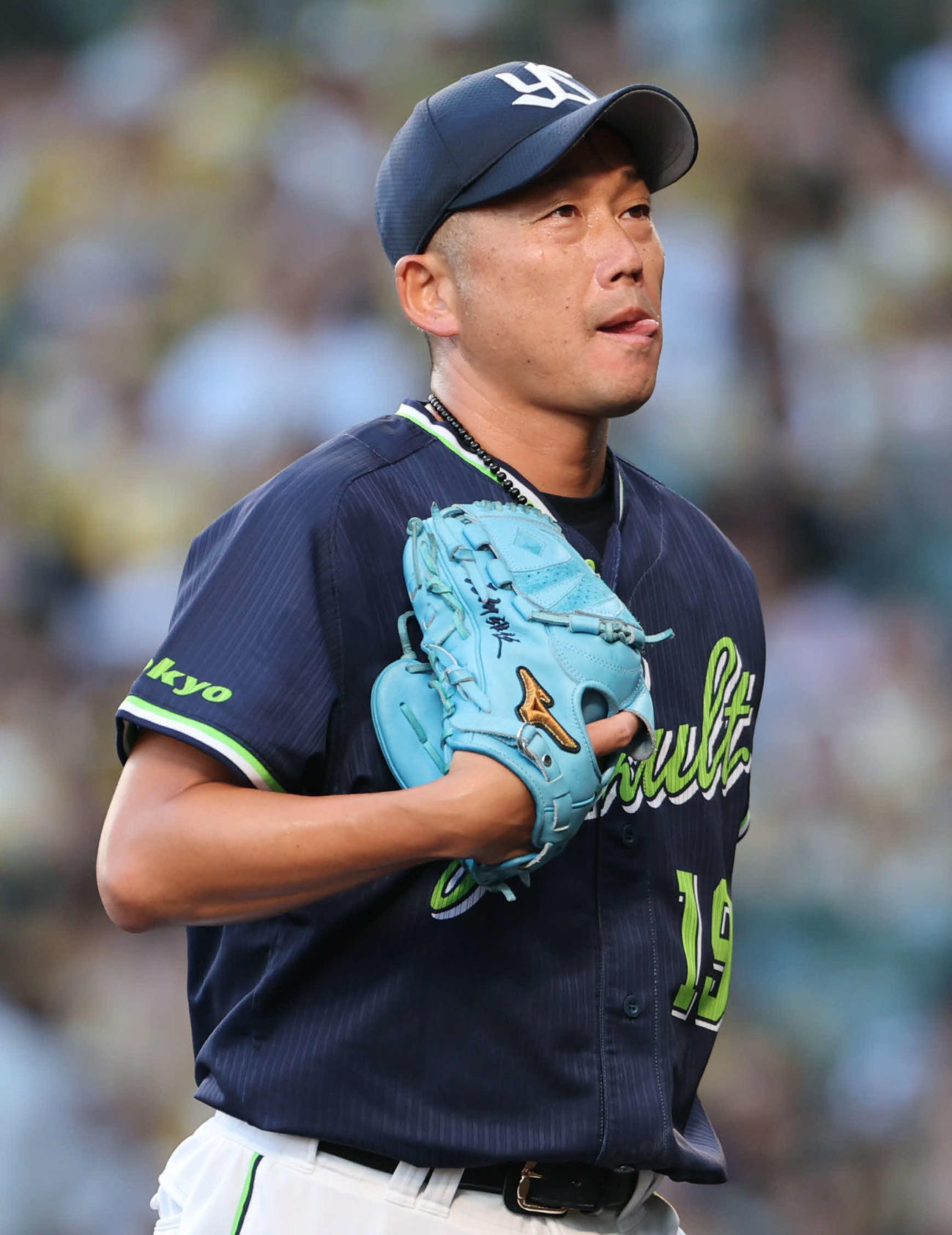 阪神対ヤクルト　ヤクルト先発の石川は1回を無失点とし、舌を出しながらベンチに戻る（撮影・西尾就之）