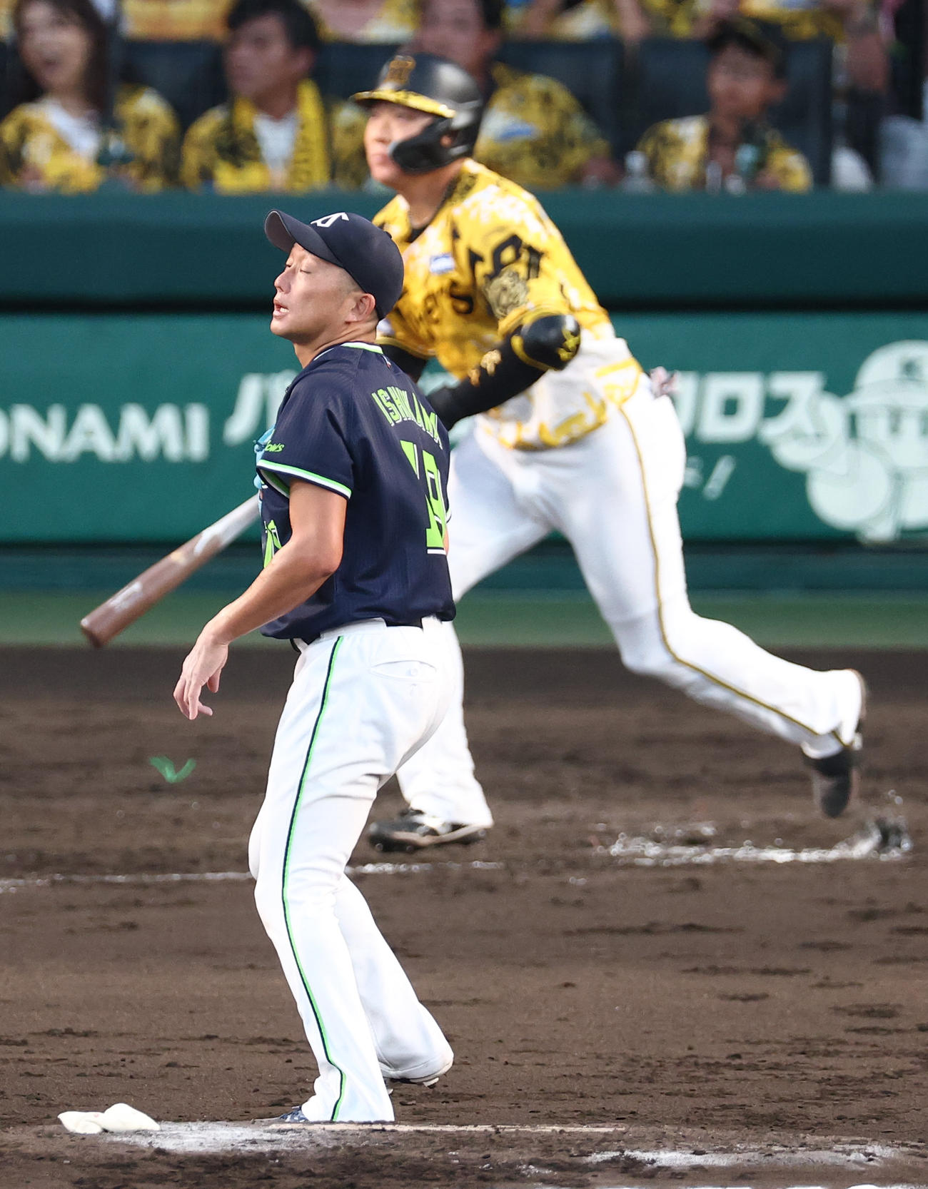 阪神対ヤクルト　4回裏阪神無死満塁、石川は大山に同点2点適時打を浴びる（撮影・上田博志）