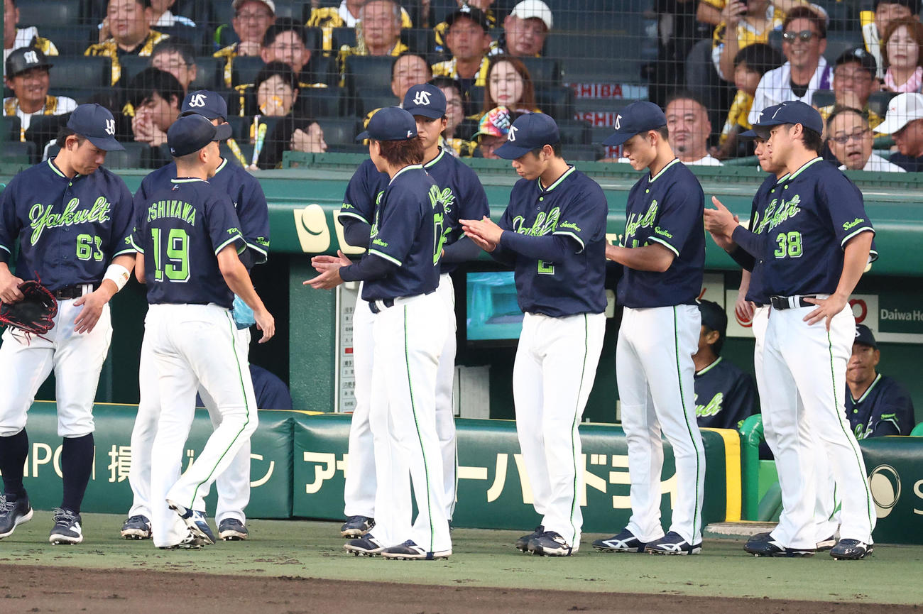 阪神対ヤクルト　4回途中で降板となった石川（撮影・上田博志）
