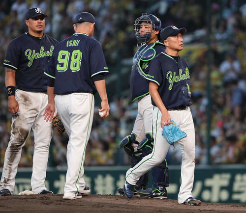 阪神対ヤクルト　4回裏、ヤクルト先発石川（右）は逆転を許し降板（撮影・西尾就之）